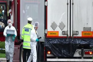 Cảnh sát có mặt tại hiện trường phát hiện thi thể trong thùng xe tải ở hạt Essex, Anh. Ảnh: REUTERS