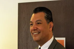 Tổng Thư ký bang California Alex Padilla.