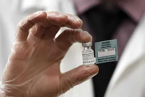 Một lọ vaccine ngừa COVID-19 của Pfizer-BioNTech. Ảnh: REUTERS
