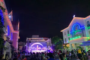 Người dân TP.HCM mừng Giáng sinh tại khu vực trung tâm TP. Ảnh: Q.TRANG 