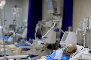 Bệnh nhân nhiễm COVID-19 nằm trên giường tại phòng chăm sóc đặc biệt của một bệnh viện ở Tehran, ngày 16-12.