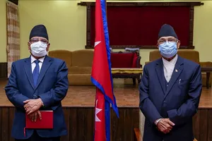Cựu Thủ tướng Nepal Prachanda (trái) và đương kim Thủ tướng K.P. Sharma Oli (phải). Ảnh: KHABARHUB (Nepal)