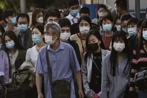 Người dân đợi tàu ở một ga tàu điện ngầm ở thủ đô Bắc Kinh, Trung Quốc ngày 25-12. Ảnh: AP