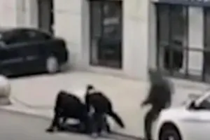 Nghi phạm bị cảnh sát TP Khai Viễnquật ngã xuống đất. Ảnh: WEIBO