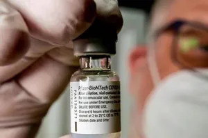 Lọ vaccine ngừa COVID-19 do công ty công nghệ sinh học Đức BioNTech và tập đoàn dược phẩm Mỹ Pfizer sản xuất.