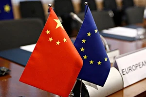 Cờ Liên minh châu Âu và quốc kỳ Trung Quốc.