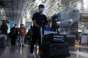 Hành khách tại sân bay Soekarno-Hatta, ở Tangerang, Indonesia, vào ngày 23-12.