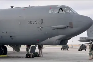 Mỹ điều máy bay ném bom B-52 đến Trung Đông để răn đe Iran.