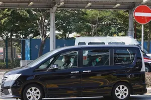 Một trong mười người Hong Kong bị Trung Quốc bắt khi cố trốn sang Đài Loan được đưa đến tòa án quận Diêm Điền hôm 30-12. Ảnh: REUTERS