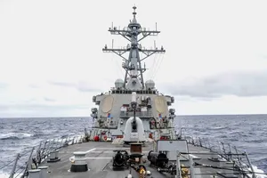 Tàu khu trục mang tên lửa dẫn đường USS John S McCain. Ảnh: US NAVY