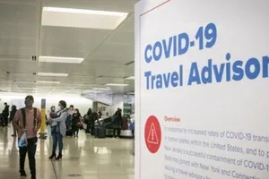 Du khách chờ lấy hành lý tại Sân bay Quốc tế Newark ở New Jersey, ngày 21-11.