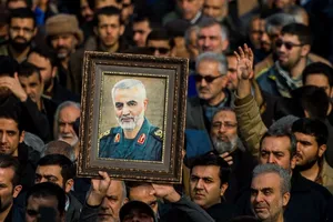 Người dân Iran cầm di ảnh ông Soleimani tuần hành phản đối vụ tấn công của Mỹ. 