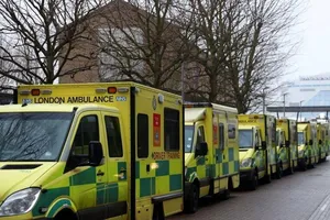 Xe cứu thương Bệnh viện Hoàng gia London xếp hàng dài ngoài phố.