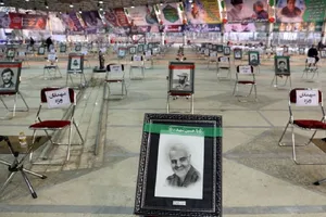 Di ảnh của Tướng Soleimani trong lễ tưởng niệm một năm ngày mất của ông tại Đại học Tehran hôm 1-1. Ảnh: REUTERS