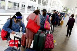 Người Philippines hồi hương nhập cảnh tại sân bay quốc tế Ninoy Aquino ở thủ đô Manila hôm 14-12-2020. Ảnh: RAPPLER