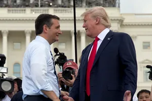 Thượng nghị sĩ Ted Cruz (trái) xuất hiện trong một buổi họp báo của Tổng thống Donald Trump (phải) ở Nhà Trắng vào tháng 8-2018. Ảnh: CNN