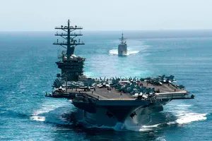 Tàu sân bay Mỹ USS Nimitz đi qua eo biển Hormuz hồi tháng 9-2020. Ảnh: AFP