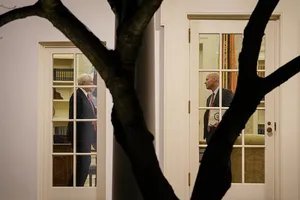 Phó Tổng thống Mỹ Mike Pence (trái) và Chánh Văn phòng Phó Tổng thống March Short (phải) tại phòng Bầu dục hôm 4-1. Ảnh: GETTY