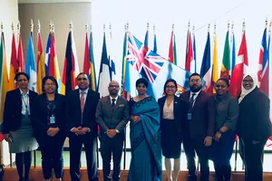 Đại sứ Nazhat Shameem Khan (ở giữa, mặc trang phục truyền thống màu xanh) và phái đoàn Fiji tại Liên Hợp Quốc ở Geneva. Ảnh: THE FIJI TIMES