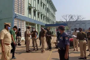 Cảnh sát tập trung tại bệnh viện, nơi xảy ra hỏa hoạn.