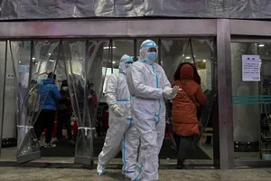 Các nhân viên y tế ở TP Vũ Hán (Hồ Bắc, Trung Quốc) khi dịch COVID-19 bùng phát hồi tháng 1-2020. Ảnh: GETTY