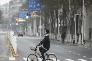 Lo ngại làn sóng COVID-19 lần hai, Trung Quốc liên tiếp áp lệnh phong tỏa. Ảnh: Stringer/GETTY IMAGES.