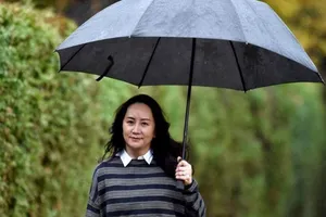 Bà Mạnh Vãn Châu rời nhà để tham dự phiên tòa tại Vancouver, Canada vào ngày 23-11-2020.