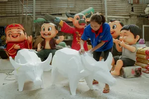 Bên trong xưởng tạo hình linh vật cho đường hoa Nguyễn Huệ 