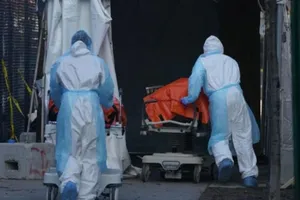 Các nhân viên y tế Mỹ đang di chuyển thi thể của bệnh nhân nhiễm COVID-19. 