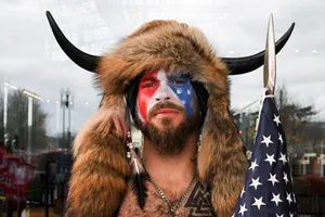 Jacob Chansley - người đàn ông đội sừng, mặc áo choàng da thú trong cuộc bạo loạn Điện Capitol hôm 6-1. Ảnh: REUTERS