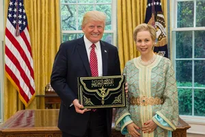 Đại sứ Morocco, Công chúa Lalla Joumala Alaoui trao Huân chương Muhammad cho Tổng thống Mỹ Donald Trump. Ảnh: HESPRESS
