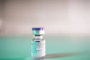 Lọ vaccine ngừa COVID-19 do tập đoàn dược phẩm Mỹ Pfizer kết hợp sản xuất cùng công ty công nghệ sinh học Đức BioNTech.