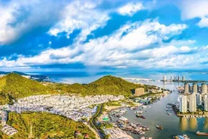 Đảo Hải Nam hiện kết nối giao thông với Trung Quốc qua đường biển và đường hàng không. Ảnh: SHUTTERSTOCK
