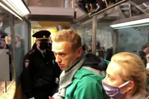 Cảnh sát vây quanh ông Alexey Navalny và vợ tại sân bay quốc tế Sheremetyevo, thủ đô Moscow ngày 17-1. Ảnh: RT 