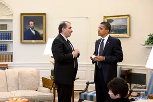 Ông Barack Obama (phải) và ông David Axelrod (trái) nói chuyện trong Nhà Trắng hồi năm 2009. Ảnh: GETTY IMAGES