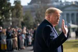 Tổng thống Donald Trump chuẩn bị lên đường đi thăm tường biên giới Mỹ - Mexico ở bang Texas hôm 12-1. Ảnh: AP