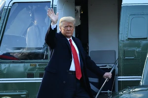 Tổng thống Donald Trump chào người ủng hộ trước khi rời căn cứ không quân Andrews đi bang Florida ngày 20-1. Ảnh: REUTERS