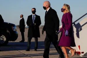 Ông Joe Biden bước xuống máy bay tại căn cứ không quân Andrews, chuẩn bị di chuyển về Washington D.C. ngày 19-1. Ảnh: REUTERS 