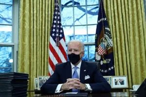 Tân Tổng thống Mỹ Joe Biden vào Phòng Bầu dục (Nhà Trắng) sau lễ nhậm chức hôm 20-1. Ảnh: REUTERS