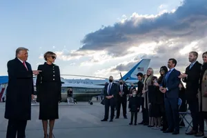 Cựu tổng thống Mỹ Donald Trump và các thành viên gia đình tại căn cứ không quân Andrews, bang Maryland hôm 20-1. Ảnh: AFP