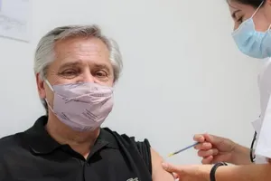 Tổng thống Argentina Alberto Fernández được tiêm vaccine ngừa COVID-19 Sputnik V vào ngày 21-1.