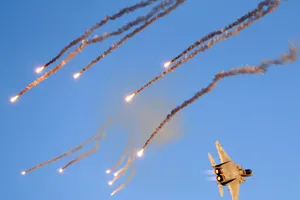 Một máy bay chiến đấu F-15 I của Israel phóng pháo sáng chống tên lửa trong một cuộc triển lãm hàng không. Ảnh: AFP