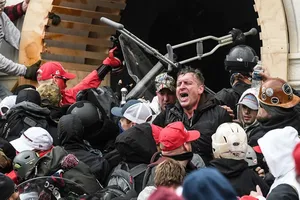 Những người ủng hộ ông Donald Trump đụng độ với cảnh sát khi cố xông vào Điện Capitol hôm 6-1. Ảnh: REUTERS