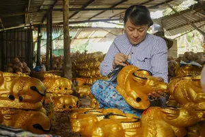 Làng nghề tất bật làm trâu vàng đón Tết Tân Sửu