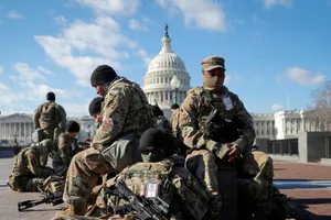 Lực lượng Vệ binh Quốc gia Mỹ tập trung trước Điện Capitol một ngày trước lễ nhậm chức của Tổng thống Joe Biden, ngày 19-1.