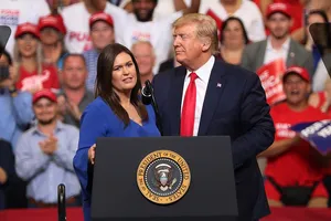 Cựu Tổng thống Mỹ Donald Trump (phải) và cựu Thư ký Báo chí Nhà Trắng Sarah Sanders (trái). 