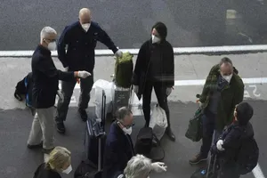 Nhóm chuyên gia WHO đến TP Vũ Hán, Trung Quốc hôm 14-1. Ảnh: AP