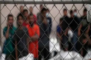 Người nhập cư bất hợp pháp bị giam giữ trong đồn biên phòng ở bang Texas, Mỹ. Ảnh: REUTERS