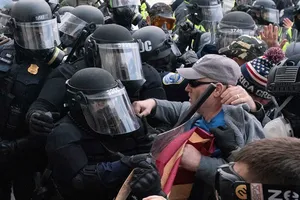 Người biểu tình đụng độ với cảnh sát khi cố gắng xông vào đập phá Điện Capitol hôm 6-1. Ảnh: AP