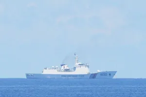 Tàu của lực lượng hải cảnh Trung Quốc. Ảnh: Ted Aljibe/AFP.
